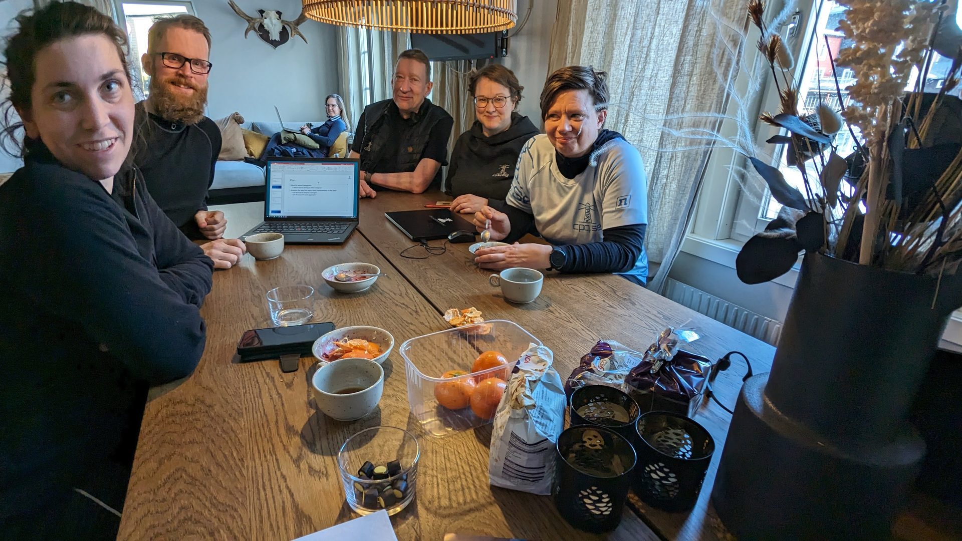 cpq.se team working around a table of laptops during a CPQ workshop